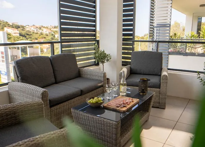 T2 Proche Centre Et Terrasse Apartment